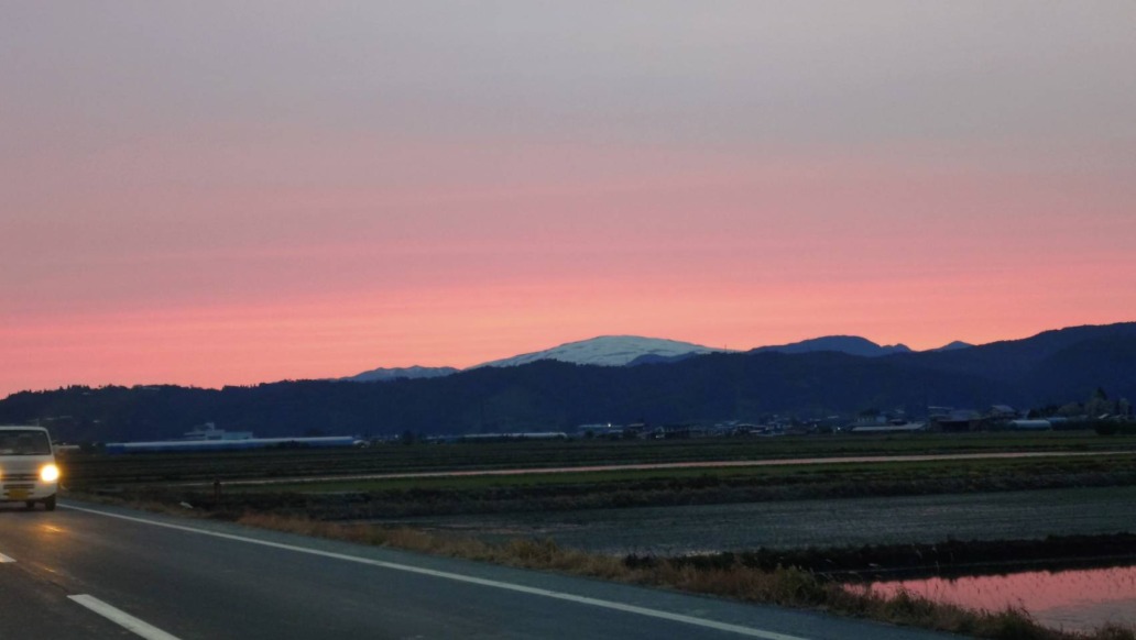 夕焼けと月山
