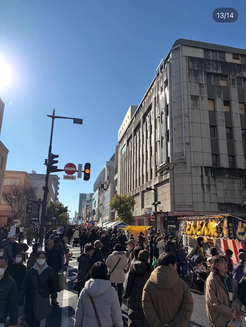 にぎわう十日町（初市）